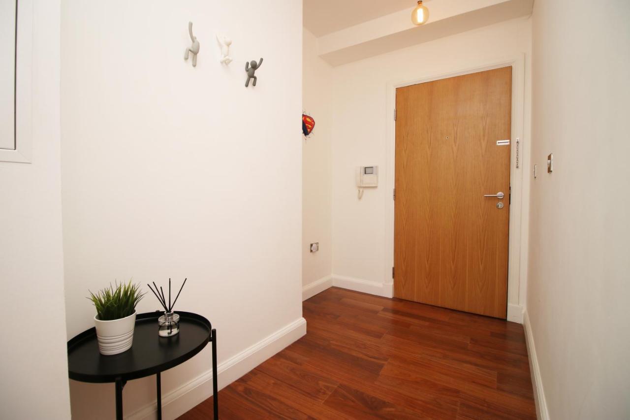 No 2 Under The Clock By Ssw - 2Br, Right In The City Centre, Sleeps 6 Cardiff Exterior foto