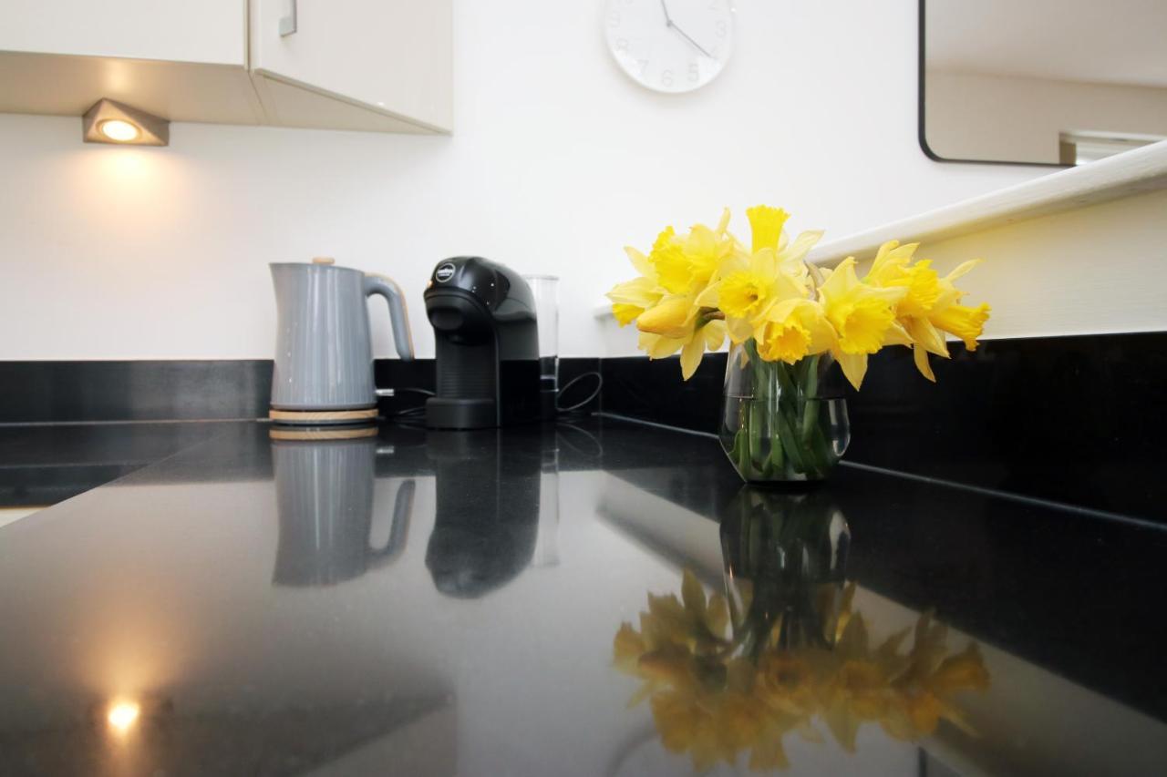 No 2 Under The Clock By Ssw - 2Br, Right In The City Centre, Sleeps 6 Cardiff Exterior foto